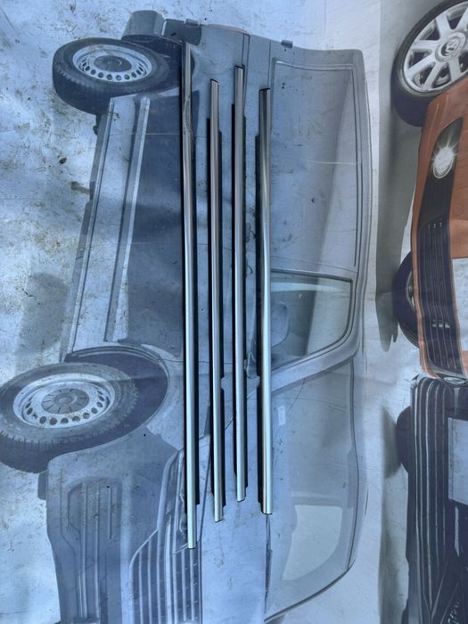 Резинка дверей Tiguan 5N0 молдинг дверний, накладка