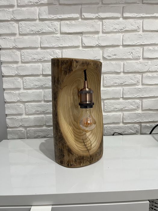 Lampka z drewna recznie wykonana.