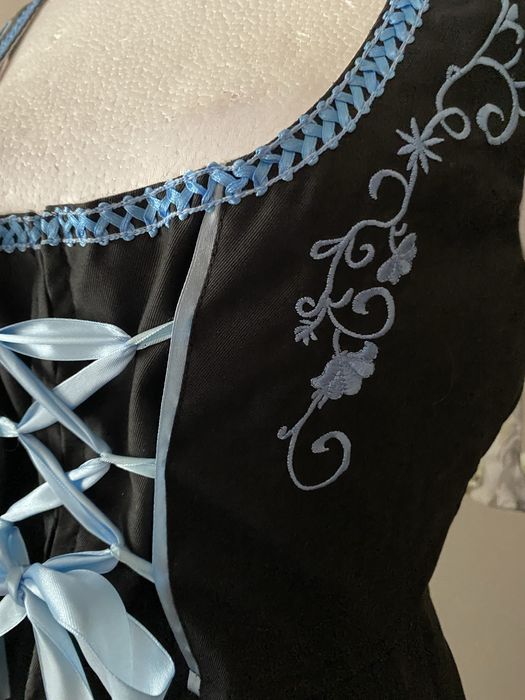 Czarna sukienka folk bawarska dirndl gorsetowe wiązanie