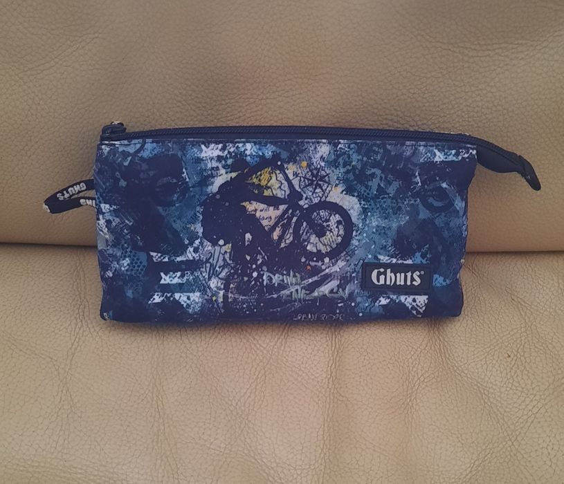 Conjunto escolar mochila, porta lápis e saco de educação física.