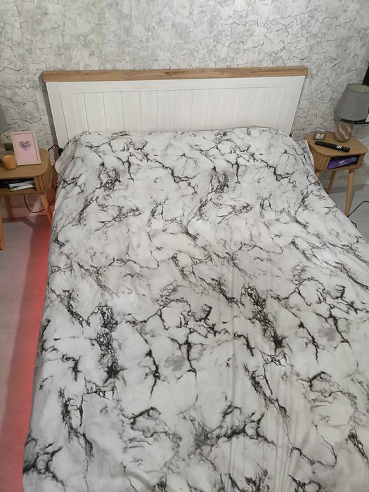 Cama em madeira nova com mesas de cabeceira