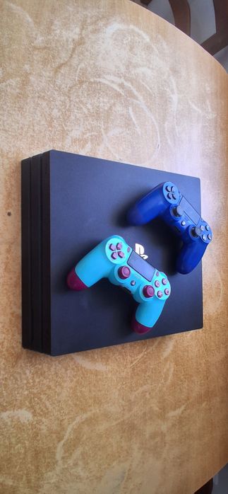 PS4 Pro 1 Tb HDD + 2 controles+ Cabos ( Preço Negociável)