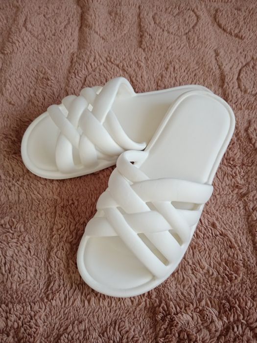 Шлепанцы на лето ,белые