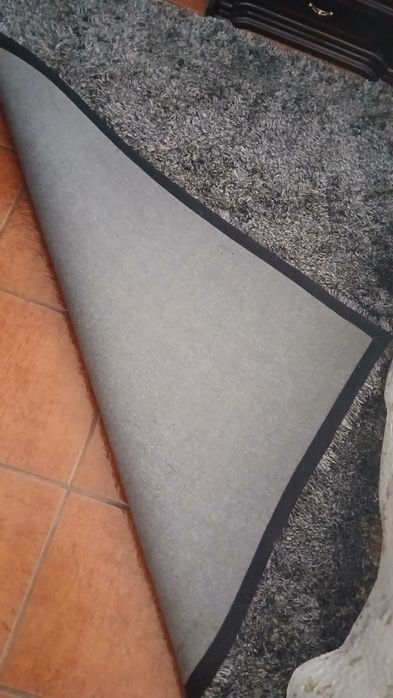 Carpete de pelo cinza