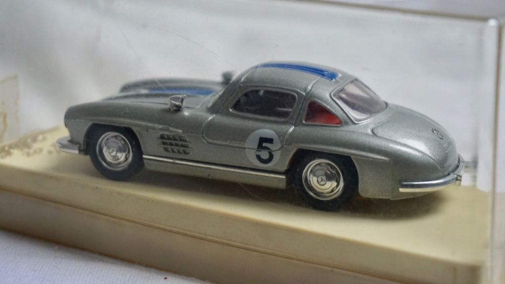 Carrinho miniatura de exposição Mercedes