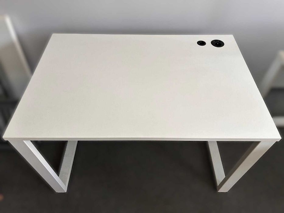 Biurko białe z gniazkami