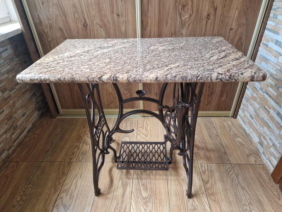 Stolik konsola z granitowym blatem