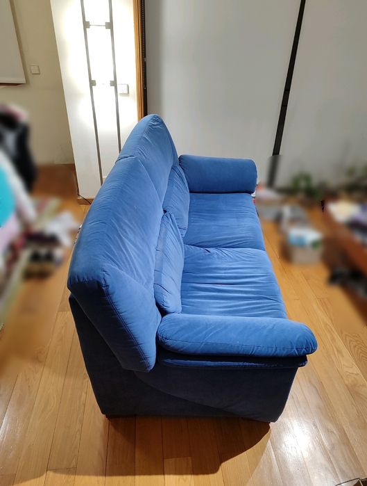 Sofá 2 lugares Aquinos veludo azul urgente Ramalde • OLX Portugal