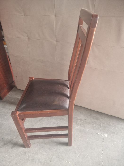 Cadeira estofada em mogno