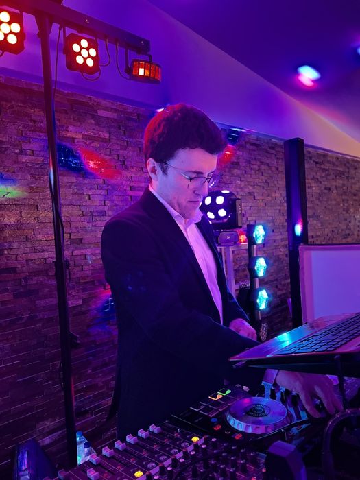 DJ Eventos Porto | Voz ao Vivo + DJ – Foxtrot Eventos
