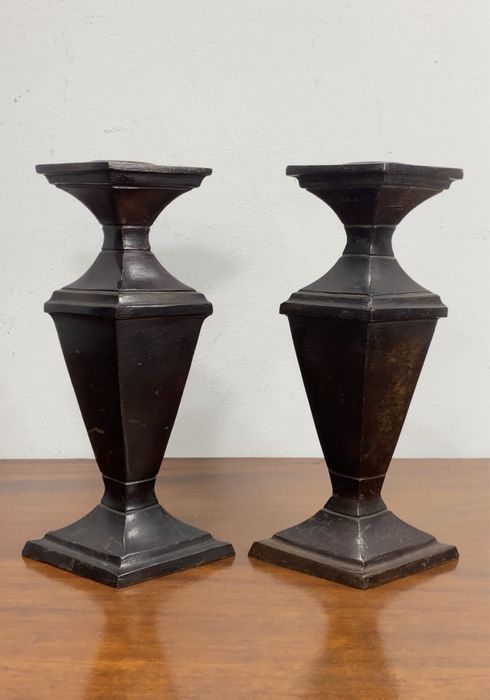 Par de castiçais de pedestal em metal.