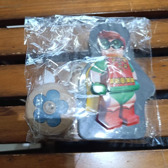 Conjunto Estojo em metal da Lego + ioiô em madeira + Oferta 4 DVD´s