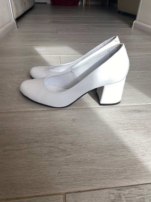 Білі шкіряні туфлі