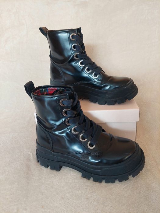 Czarne lakierowane workery marki Buffalo r. 38