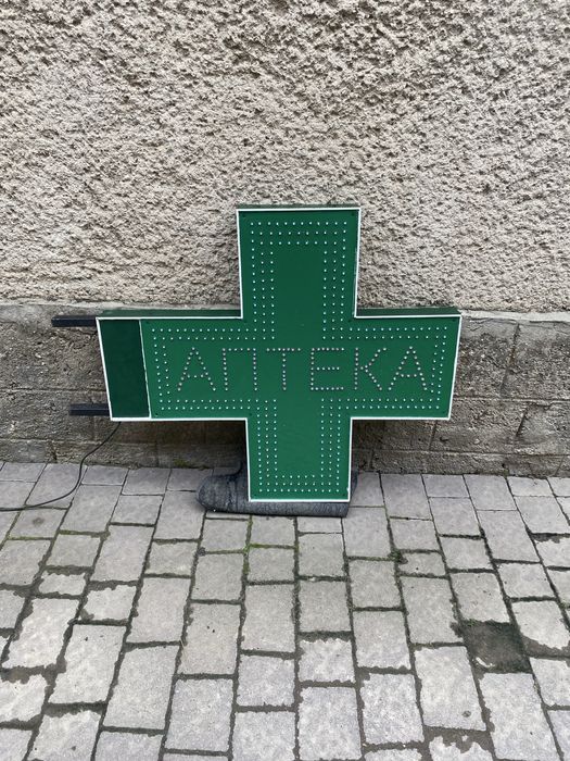 Аптечний хрест рекламний в хорошому стані