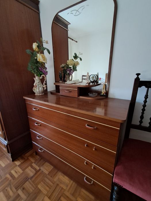 Quarto casal (cama /2 mesinhas/comoda)