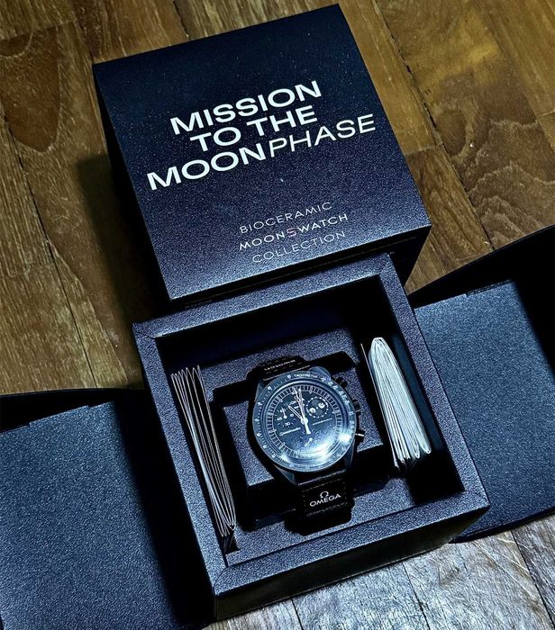 Swatch xOmega Bioceramic Moonswatch Mission To Moonphase Snoopy
Black