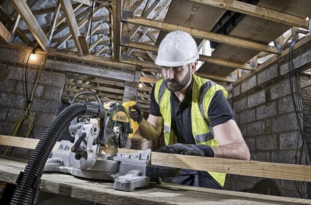 Пила торцювальна мережева DeWALT DWS774