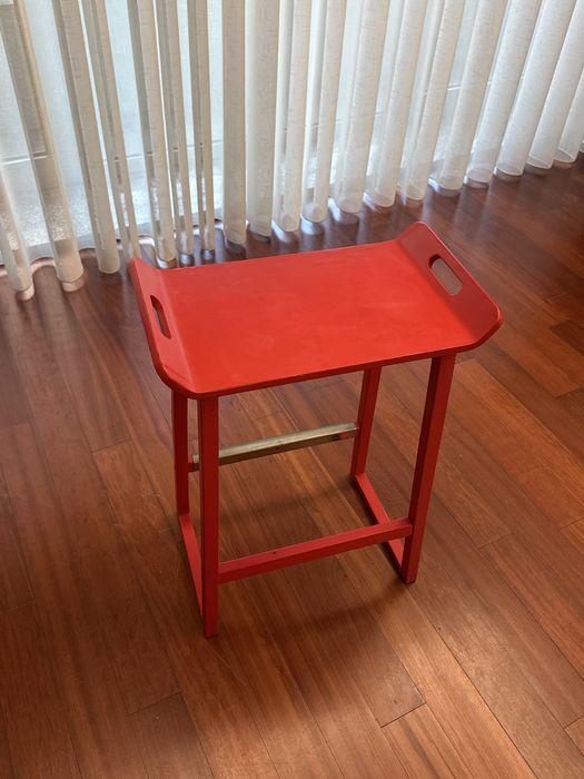 Banco Alto / Mesa de Apoio em Madeira Vermelha