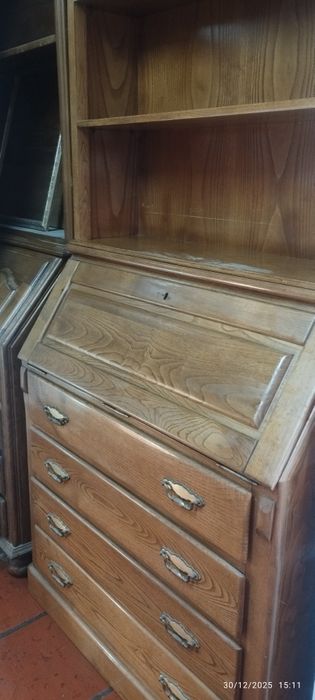 Duas secretárias e cómoda