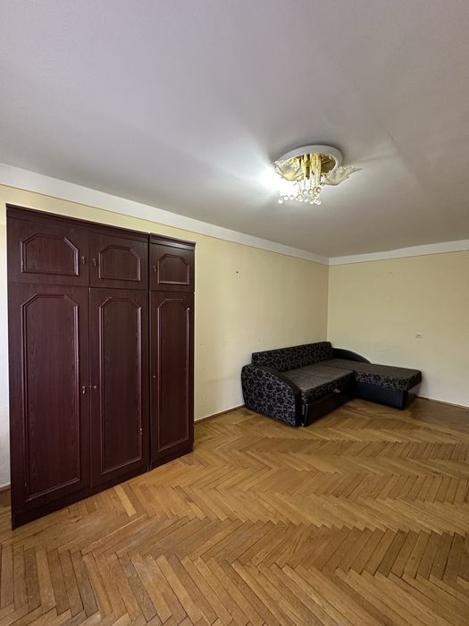 Продається 3 кім чешка в районі Комарова на 2 поверсі