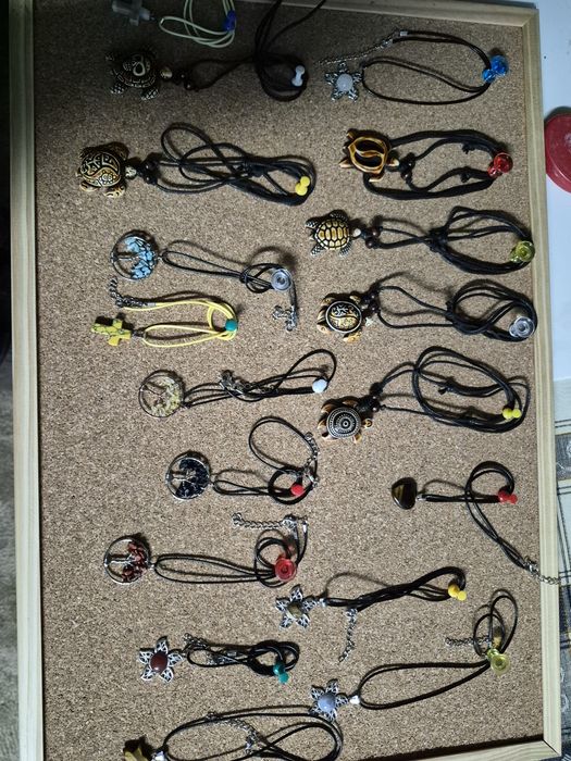 Bijuteria feita a mão ,pulseiras ,colares,terços, velas,faço revenda com fatura