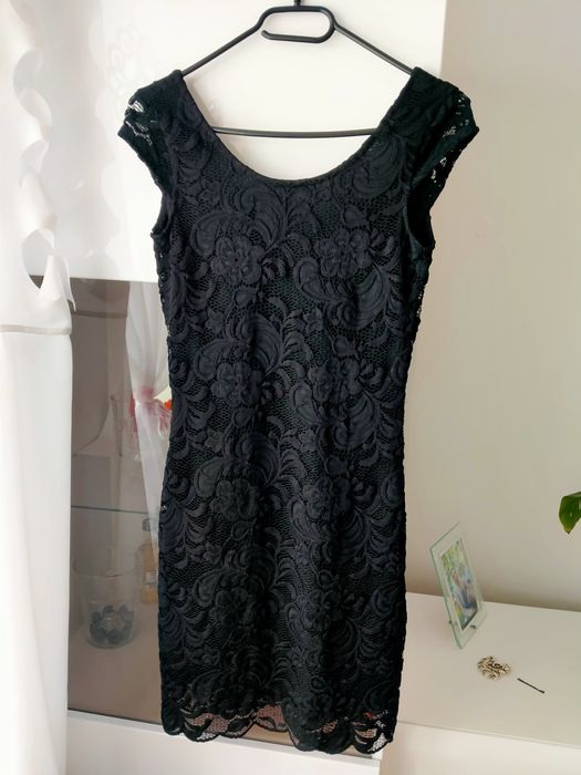 Mała czarna sukienka koronkowa 34