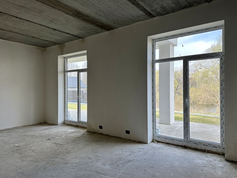 Будинок з терасою біля озера неподалік Бучанського парку