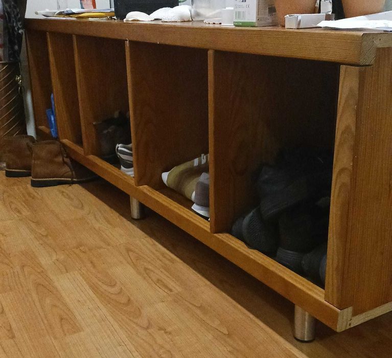 Sapateira com banco e 5 divisões