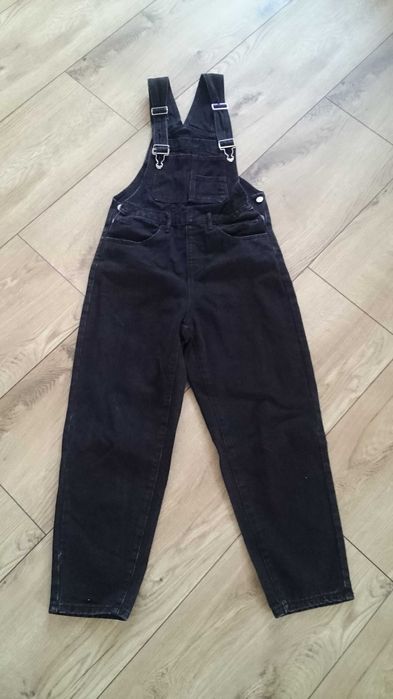 Czarne dżinsowe ogrodniczki