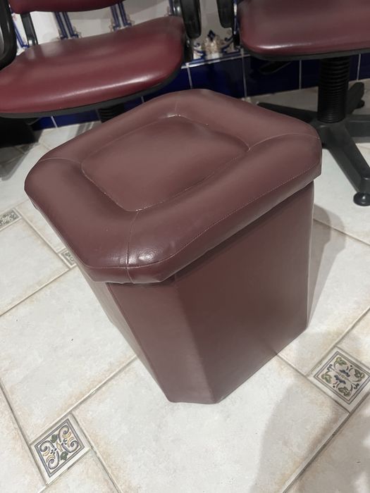 Puf vermelho escuro em bom estado em napa