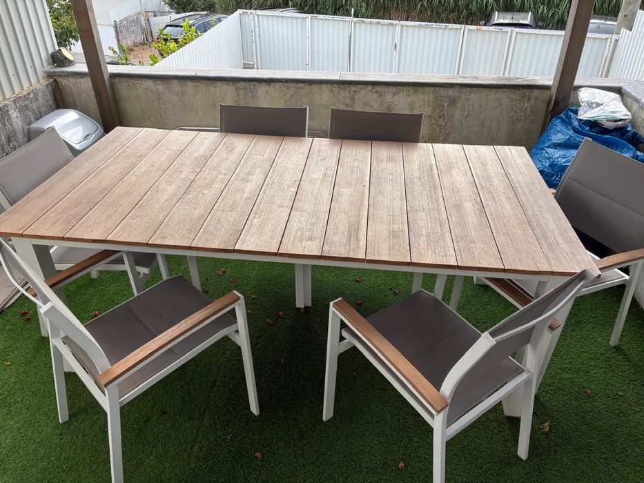 Mesa de jardim com cadeiras