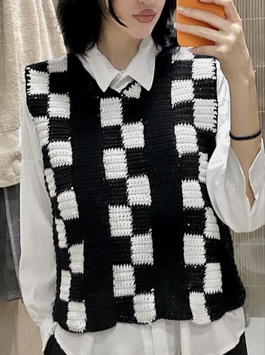 В’язаний жилет у шаховому стилі