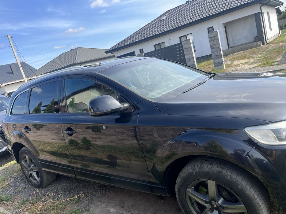 Продам AUDI Q7 .