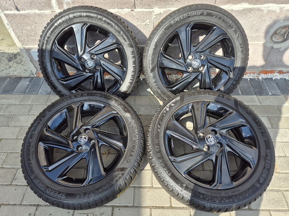 Alufelgi Toyota Aygo X-Cross Zimowe   jak nowe czarny połysk zimowe 175/65/17 Oryginalne