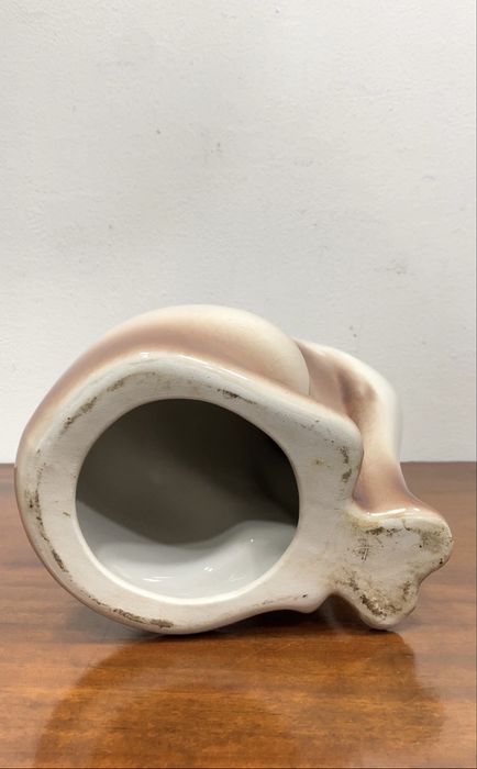 Gato em porcelana.