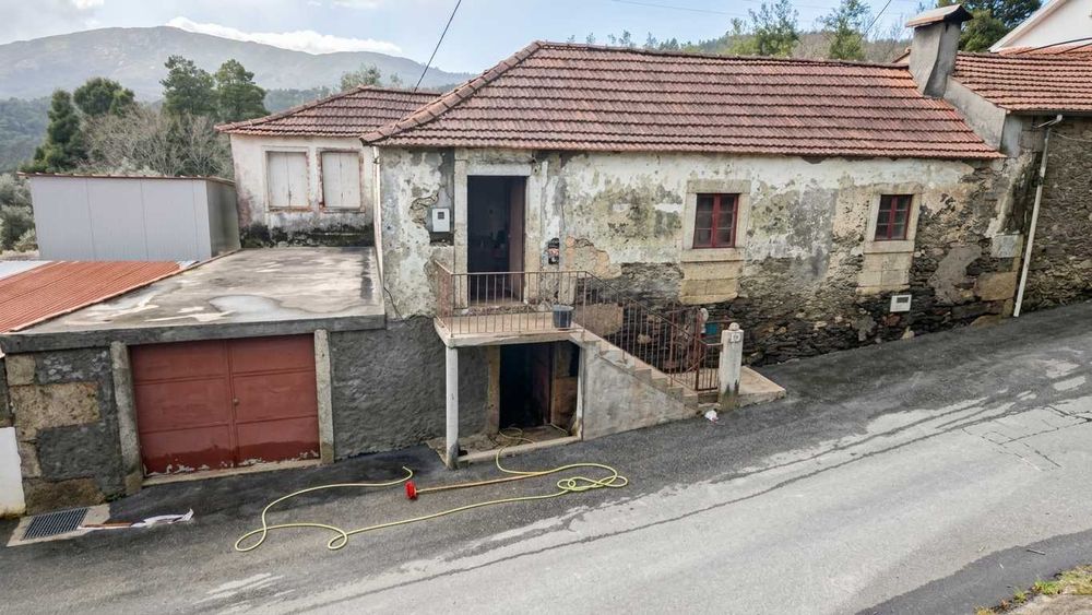 Moradia p/ restauro ao lado da cascata em Vila de Murteda