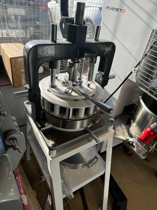 Dzielarka  manualna  do bułek i pączków Sinmag