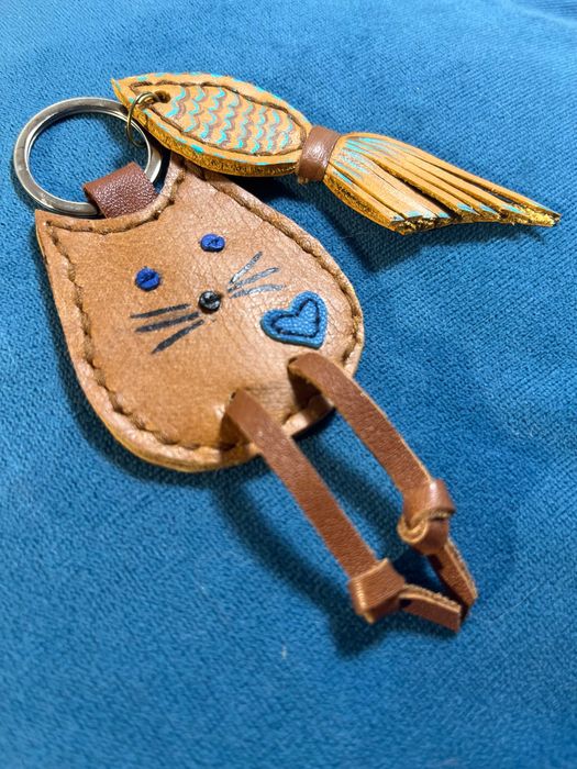 Skórzana zawieszka do torebki kot i ryba, brelok, ręcznie robiony