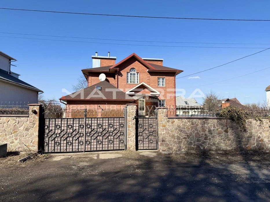 Просторий будинок 410м2 з ремонтом, 12 соток землі в центрі Боярки
