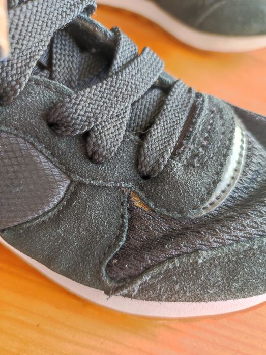 Sapatilhas Pretas e Douradas Skechers Tamanho 36 Ramalde OLX