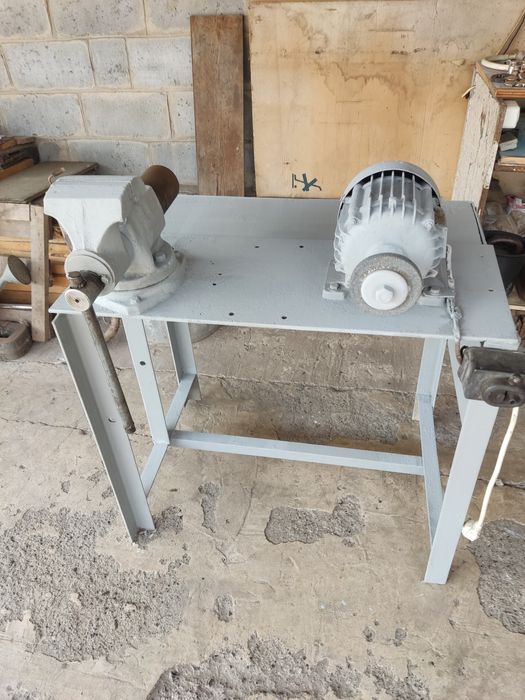 Верстак с тесами и электродвигателем 220 Вольт,  для заточки.