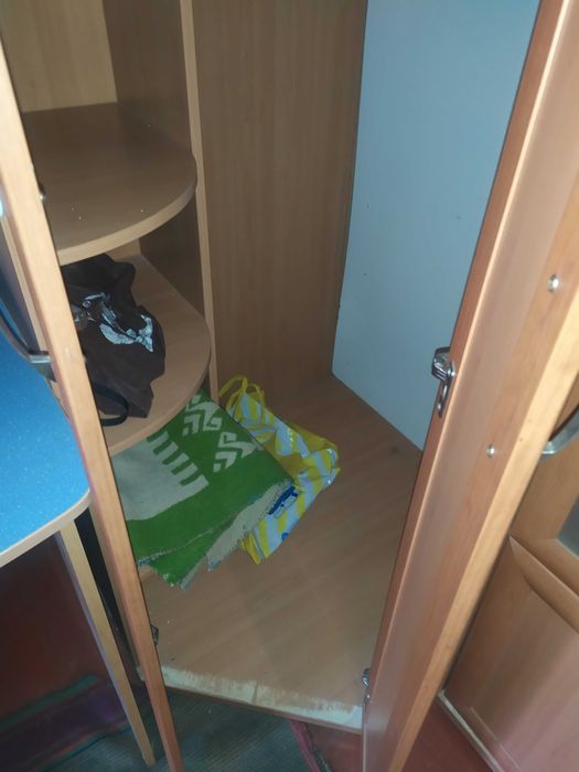 Продається шафа кутова в бездоганному стані з антресоллю, все функціонує 4300гр. Окремо до нього - пенал та комод