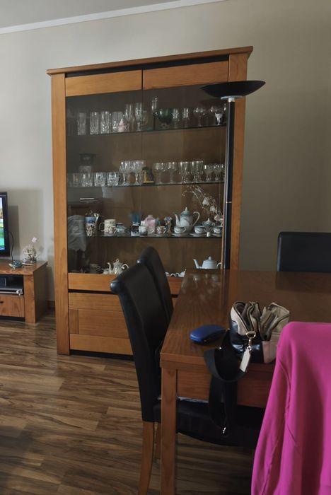 Vendo cristaleira em madeira maciça