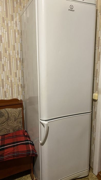 Продам холодильник indesit