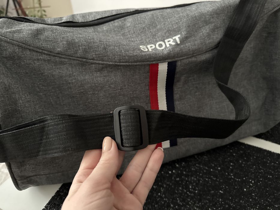 Спортивна сіра сумка
