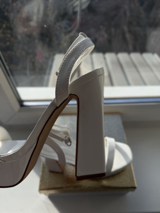 Білі босоніжки на підборах