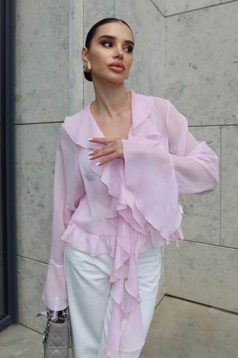 Ніжна шифонова блуза з воланами пудрового кольору