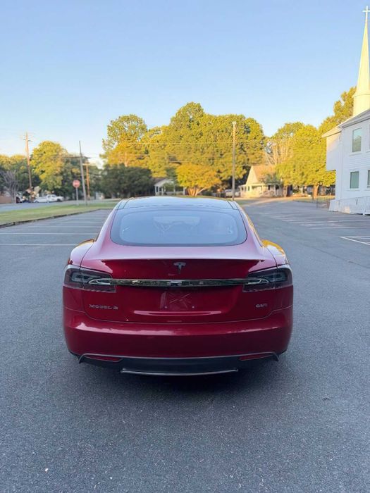 Tesla Model S 85D      2015