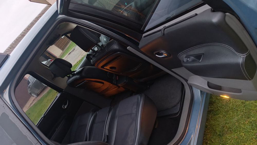 Продам сімейний автомобіль .